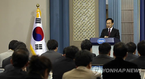 ▲ 이명박 대통령이 22일 청와대 춘추관에서 취임 4주년을 맞아 특별회견하고 있다. ⓒ 연합뉴스