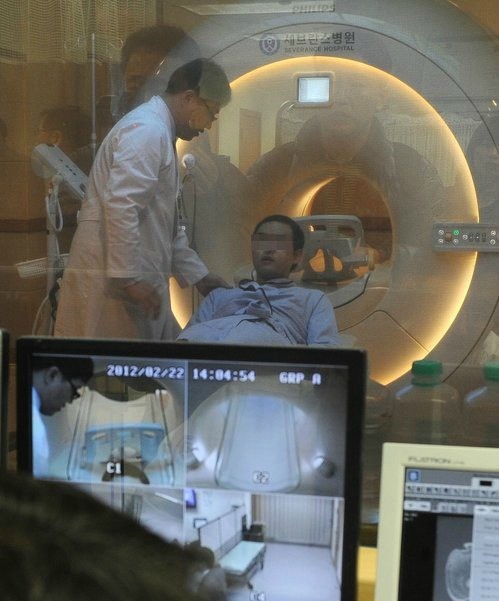 박원순 서울시장의 아들 주신 씨가 22일 오후 서울 서대문구 신촌동 연세대 세브란스병원에서 MRI(자기공명영상진단) 촬영을 하고 있다. ⓒ연합뉴스