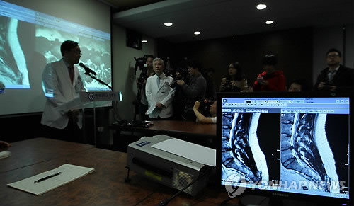 ▲ 22일 서울 신촌 연세세브란스병원에서 의료진이 박원순 서울시장의 아들 주신씨의 2011년 12월 9일자 허리디스크 MRI 사진(오른쪽)과 이날 촬영한 사진을 비교해 보여주며 설명하고 있다ⓒ 사진 연합뉴스