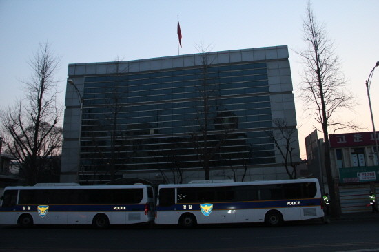 ▲ 22일 오전 동틀 무렵 서울 종로구 효자동 중국대사관 전경 ⓒ뉴데일리