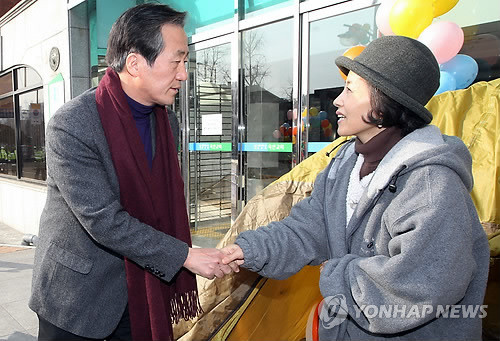 ▲ 정몽준 전 한나라당(현 새누리당) 대표가 22일 오전 서울 종로구 효자동 중국대사관 앞에서 탈북자 북송에 반대하며 무기한 단식에 들어간 자유선진당 박선영 의원을 찾아 악수를 하고 있다.. ⓒ 뉴데일리