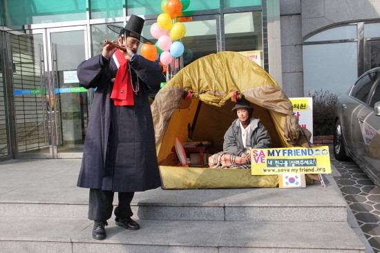 ▲ 22일 자유선진당 박선영 의원이 서울 중국대사관 앞에서 '탄식 투쟁'을 하고 있는 가운데, 한 시민이 박 의원을 위해 단소를 불고 있다. ⓒ 뉴데일리