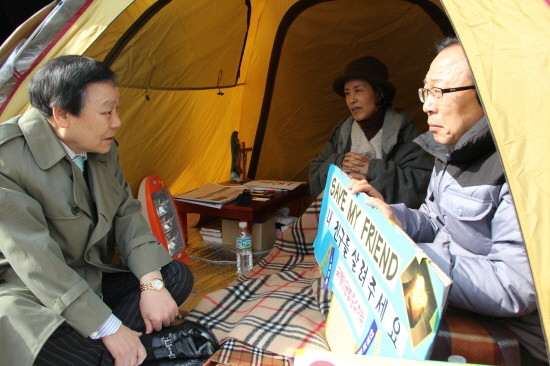 ▲ 22일 자유선진당 박선영 의원이 서울 중국대사관 앞에서 '탄식 투쟁'을 하고 있는 가운데, 한 시민이 박 의원을 위해 단소를 불고 있다. ⓒ 뉴데일리