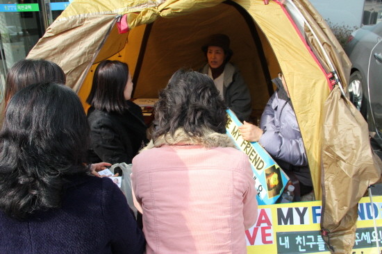 ▲ 22일 '단식 투쟁'하는 자유선진당 박선영 의원을 찾은 탈북자 이애란 씨는 우리가 나서야 할 일인데 박 의원님한테 너무나도 죄송할 따름이다"라고 말했다. ⓒ 뉴데일리