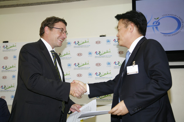 ▲ ⓒ아킴 슈타이너 유엔환경계획 사무총장(사진 왼쪽)과 김민건 기아차 아중동지역본부장(오른쪽)이 기부 협약 문서에 조인 후 악수하고 있다.