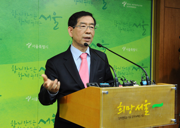 ▲ 박원순 서울시장이 23일 시청 브리핑룸에서 기자간담회를 열고 아들 병역의혹 논란 및 민주당 입당과 관련 기자들의 질문에 답하고 있다.ⓒ