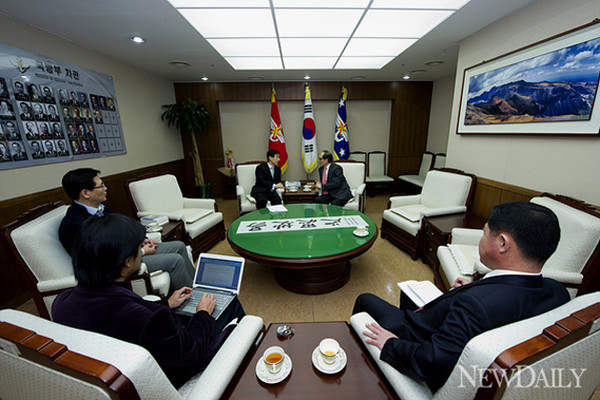 ▲ 이용걸 국방차관은 김민석 국방부 대변인 등과 함께 인보길 뉴데일리 대표를 맞았다.