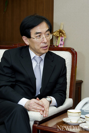 ▲ 이용걸 국방차관은 김민석 국방부 대변인 등과 함께 인보길 뉴데일리 대표를 맞았다.