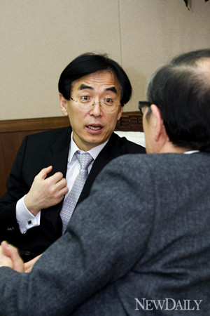 ▲ 이용걸 국방차관은 김민석 국방부 대변인 등과 함께 인보길 뉴데일리 대표를 맞았다.