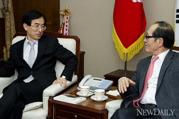 ▲ 이용걸 국방차관은 김민석 국방부 대변인 등과 함께 인보길 뉴데일리 대표를 맞았다.