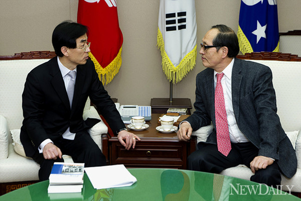 ▲ 이용걸 국방차관은 김민석 국방부 대변인 등과 함께 인보길 뉴데일리 대표를 맞았다.