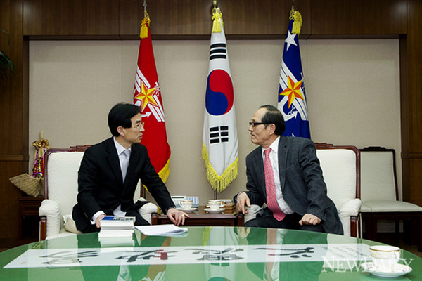 ▲ 이용걸 국방차관은 김민석 국방부 대변인 등과 함께 인보길 뉴데일리 대표를 맞았다.