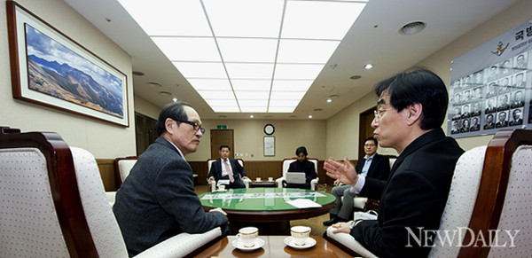 ▲ 이용걸 국방차관은 김민석 국방부 대변인 등과 함께 인보길 뉴데일리 대표를 맞았다.