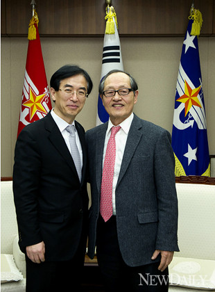 ▲ 이용걸 국방차관은 김민석 국방부 대변인 등과 함께 인보길 뉴데일리 대표를 맞았다.