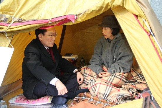 ▲ 23일 오전 10시, 자유선진당 이회창 전 총재는 박선영 의원이 단식 투쟁을 이어가고 있는 중국 대사관으로 찾아왔다. ⓒ 뉴데일리