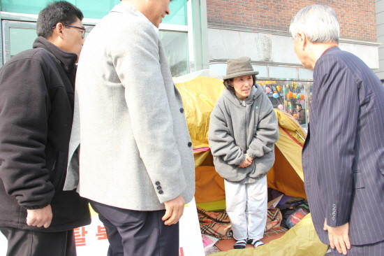 ▲ 23일 오후. 자유선진당 박선영 의원은 찾아오는 손님들에 항상 공손한 자세로 인사했다. ⓒ 뉴데일리