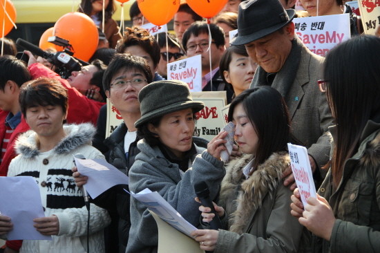 ▲ 23일 자유선진당 박선영 의원은 낭독하던 김은주 학생의 눈물을 손수건으로 닦아주었다. ⓒ 뉴데일리