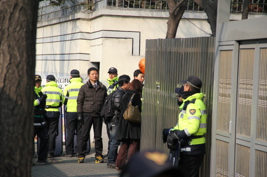 ▲ 나우 대표 지성호 군과, 폴란드에서 온 요안나 호사냑은 후진타오 주석에게 보내는 호소문을 중국대사관에 전했다. ⓒ 뉴데일리