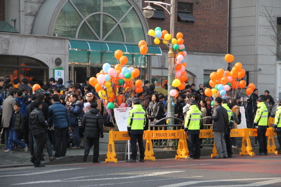 ▲ 23일 '북송 금지'란 풍선을 든 학생들이 자유선진당 박선영 의원이 '단식 농성'을 하는 중국대사관 앞으로 찾아와 기자회견을 열었다. ⓒ 뉴데일리