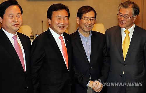 ▲ 최근 민주당에 입당한 김두관 경남지사도 대권 도전에 대한 의중을 점점 드러내면서 야권의 대권 주자 경쟁이 시작되고 있다. 사진은 민주당과 시민과통합 등 야권연대 협상 과정에서 만난 (왼쪽부터)김두관 지사, 손학규 전 대표, 박원순 서울시장, 문재인 이시장 ⓒ 연합뉴스