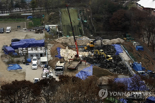 ▲ 지난해 11월 17일 노원구청이 근처 근린공원에 방치돼 있던 아스팔트 폐기물을 구청 뒤편 주차장으로 옮기는 모습.ⓒ 사진 연합뉴스