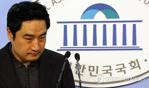 지난 22일 박원순 서울시장 아들의 MRI 진위 여부가 가려진 직후 무소속 강용석 전 의원이 의원직을 사퇴하겠다고 밝히고 있다. ⓒ연합뉴스