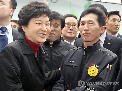 ▲ 부산 찾은 박근혜 집배원 만나  (부산=연합뉴스) 조정호 기자 = 새누리당 박근혜 비상대책위원장이 24일 부산 동래우체국을 찾아 황성화 집배원을 만나고 있다. 황 집배원은 어려운 환경 속에서도 봉사활동을 해온 인물이다ⓒ