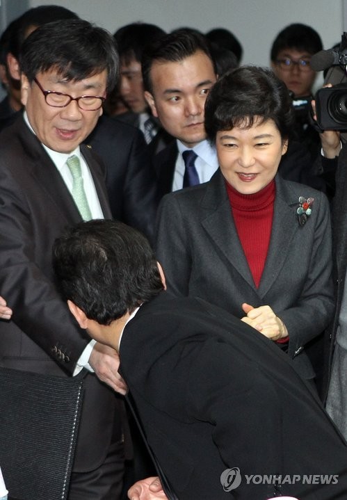 ▲ 박근혜, 부산 영상콘텐츠 간담회(부산=연합뉴스) 조정호 기자 = 새누리당 박근혜 비상대책위원장이 24일 오후 부산 해운대구 '영화의 전당'을 찾아 김승업 영화의 전당 대표의 안내를 받으며 영화 영상 콘텐츠 관련 간담회 참석자들과 인사하고 있다.ⓒ