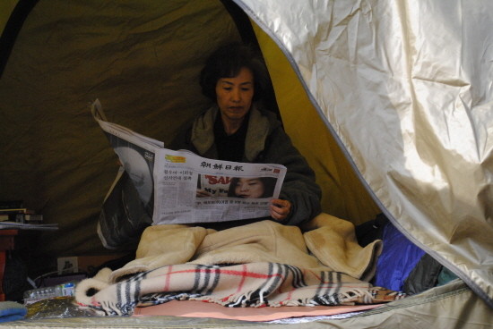 ▲ 24일 오후, 자유선진당 박선영 의원이 신문을 보고 있다. 그는 지난 21일부터 '중국의 탈북자 강제북송'에 항의하는 단식 농성을 서울 중국대사관 앞에서 하고 있다. ⓒ 뉴데일리