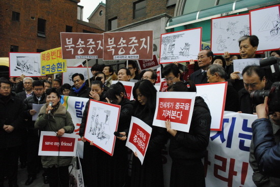 ▲ 24일 오후, 서울 중국대사관 앞에서 ‘평양통일예술단’ 단원들이 ‘고향의꿈’을 불렀다.  ⓒ 뉴데일리