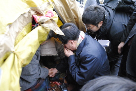 ▲ 24일 오후, 자유선진당 박선영 의원과 국민생각 박세일 대표는 한 탈북자의 증언에 눈물을 글썽였다.  ⓒ 뉴데일리