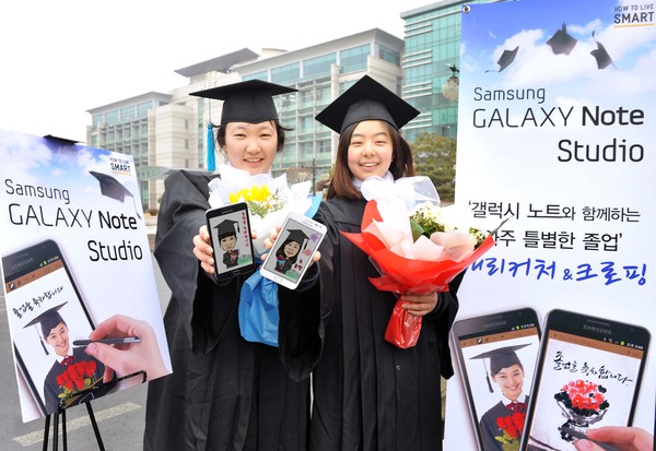 ▲ ⓒ23일 한양대 졸업생들이 '갤럭시노트 스튜디오'를 통해 추억을 선물받고 있다.
