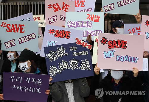 ▲ 마스크로 얼굴을 가린 탈북청소년들이 21일 오후 서울 효자동 주한중국대사관 맞은편 길에서 기자회견을 열고 중국정부의 탈북자들에 대한 강제북송을 막아달라고 호소하고 있다. 이날 기자회견에는 탤런트 차인표와 리키김, 이성미 등 연예인 20여명이 함께했다.  ⓒ 연합뉴스