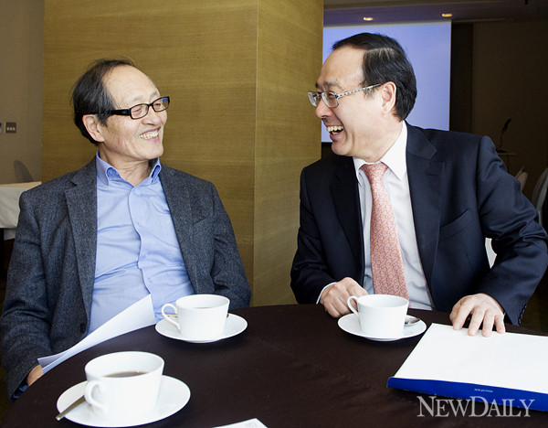 ▲ 오세정 원장(오른쪽)과 인보길 본지 대표(왼쪽)ⓒ 뉴데일리 양호상 기자