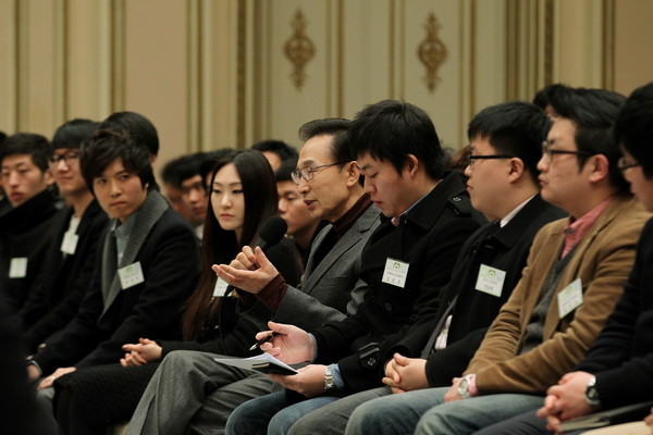 ▲ 이명박 대통령이 25일 오전 청와대에서 열린 전국대학 총학생회 간담회에서 전국 총학생회 간부 160여명과 대화하고 있다.ⓒ청와대