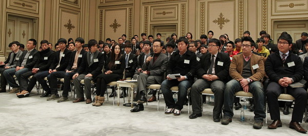 ▲ 이명박 대통령이 25일 오전 청와대에서 열린 전국대학 총학생회 간담회에서 전국 총학생회 간부 160여명과 대화하고 있다.ⓒ청와대