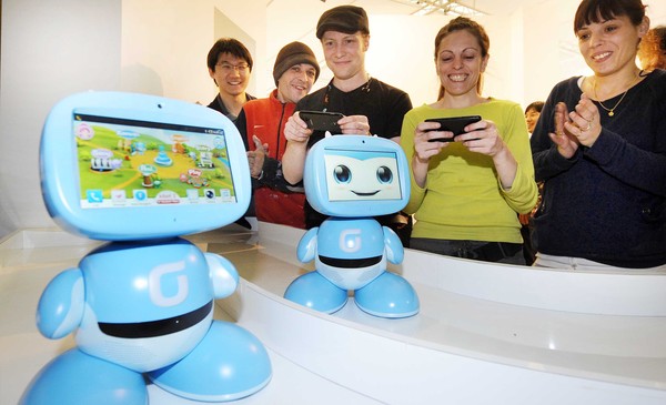 ▲ ⓒKT 부스에서 전시회 참가자들이 스마트폰으로 키봇을 조정해 경주를 하고 있다.