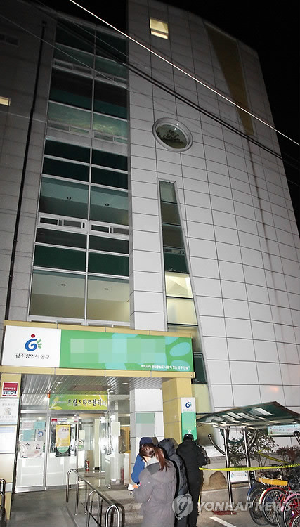 ▲ 26일 오후 광주 동구 모 주민자치센터 도서관자원봉사자 조모(65)씨가 이 건물 5층에서 투신해 숨졌다. ⓒ 연합뉴스