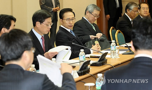 ▲ 이명박 대통령이 27일 오전 서울 강남구 코엑스에서 열린 핵안보정상회의 준비위원회에 참석, 준비현황을 보고받고 있다. ⓒ 연합뉴스