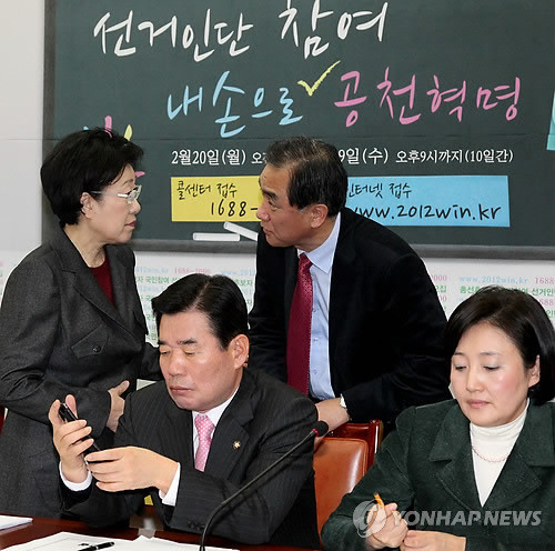 ▲ 민주통합당 한명숙 대표와 정장선 선거관리위원장이 27일 국회에서 열린 최고위원회의에서 대화하고 있다. ⓒ 연합뉴스