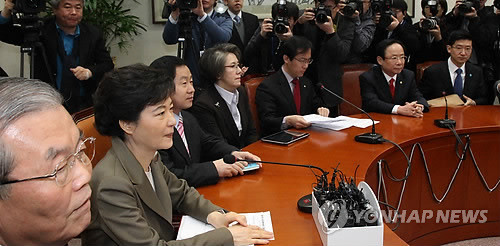 ▲ 한나라당 박근혜 비상대책위원장 등 지도부가 27일 국회에서 열린 비대위회의에서 1차 공천자 명단에 대해 논의하고 있다. ⓒ연합뉴스