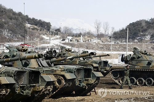 ▲ 지난해 3월 키리졸브 훈련의 일환으로 강원 철원군 육군 3사단에서 실시된 전투력 복원훈련에서 후방지역에서 긴급 투입된 전차가 모습을 드러냈다. ⓒ연합뉴스(자료사진)