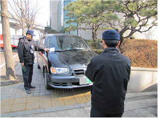 ▲ 서울시가 보도 위 불법 주정차에 대한 무기한 단속에 들어간다.ⓒ 사진 서울시