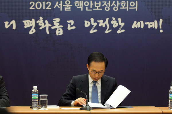 ▲ 이명박 대통령이 27일 2012서울 핵안보정상회의가 열리는 코엑스를 찾아 회의 준비 상황을 보고 받고 국민적 협조를 당부했다. ⓒ 청와대