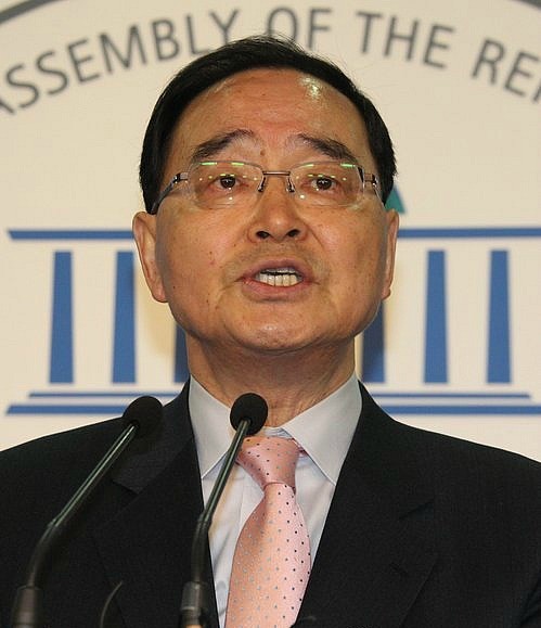 ▲ 새누리당 공직후보자추천위원회 정홍원 위원장이 27일 국회 정론관에서 친이(친이명박)계 좌장격인 이재오 의원을 포함한 21명의 1차 공천자 명단을 발표하고 있다. ⓒ연합뉴스