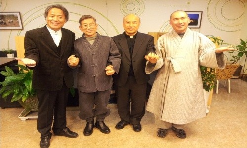 ▲ 서로 손을 마주 잡은 4인의 성직자(왼쪽부터 최일도 목사, 권도갑 교무, 김용해 신부, 마가 스님).  ⓒ KTV