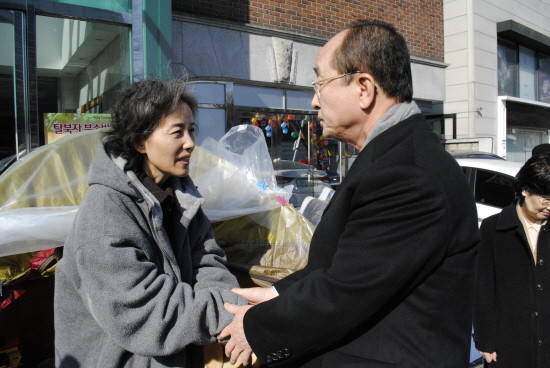 ▲ 자유선진당 심대평 대표가 '탈북자 북송 저지'를 위해 7일째 단식 농성중인 박선영 의원을 찾아 악수하고 있다. ⓒ 뉴데일리