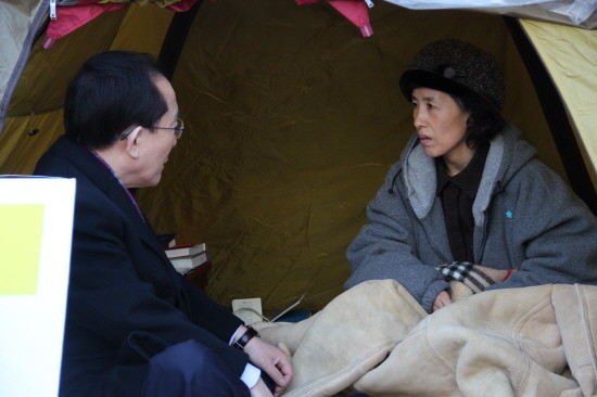 ▲ 자유선진당 이회창 전 대표가 '탈북자 북송 저지'를 위해 7일째 단식 농성중인 박선영 의원을 찾아 대화하고 있다. ⓒ 뉴데일리