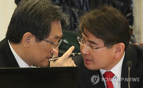 ▲ 지난 14일 열린 인사청문회에서 국회 운영위원회 소속 민주통합당 노영민-김재윤 의원이 대화를 나누고 있다. ⓒ연합뉴스