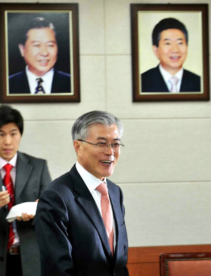 ▲ 4ㆍ11 총선에서 부산사상에 공천 신청한 민주통합당 문재인 상임고문이 13일 서울 영등포 당사에서 열린 지역구 공천 심사에서 면접을 보기 위해 면접장으로 들어서고 있다. ⓒ 연합뉴스